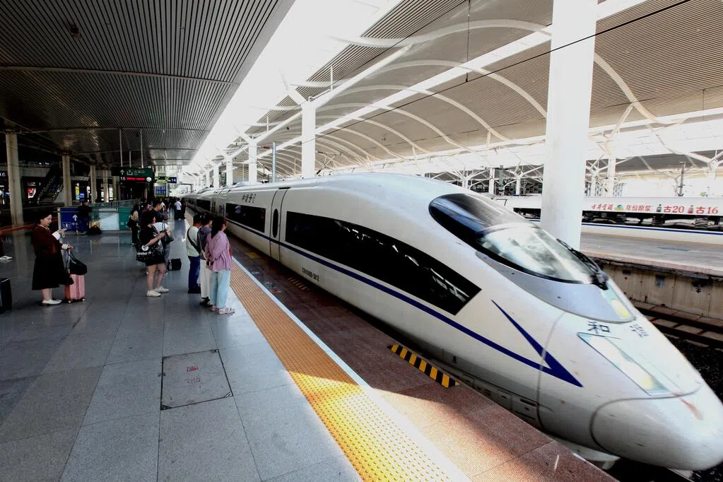 今年首8个月 中国铁路发送旅客33.2亿人次