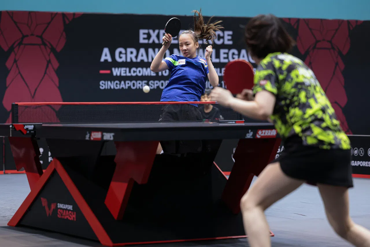 与高水平球员交手，我国小将舒麟茜（左）打得很开心。（李冠卫摄）