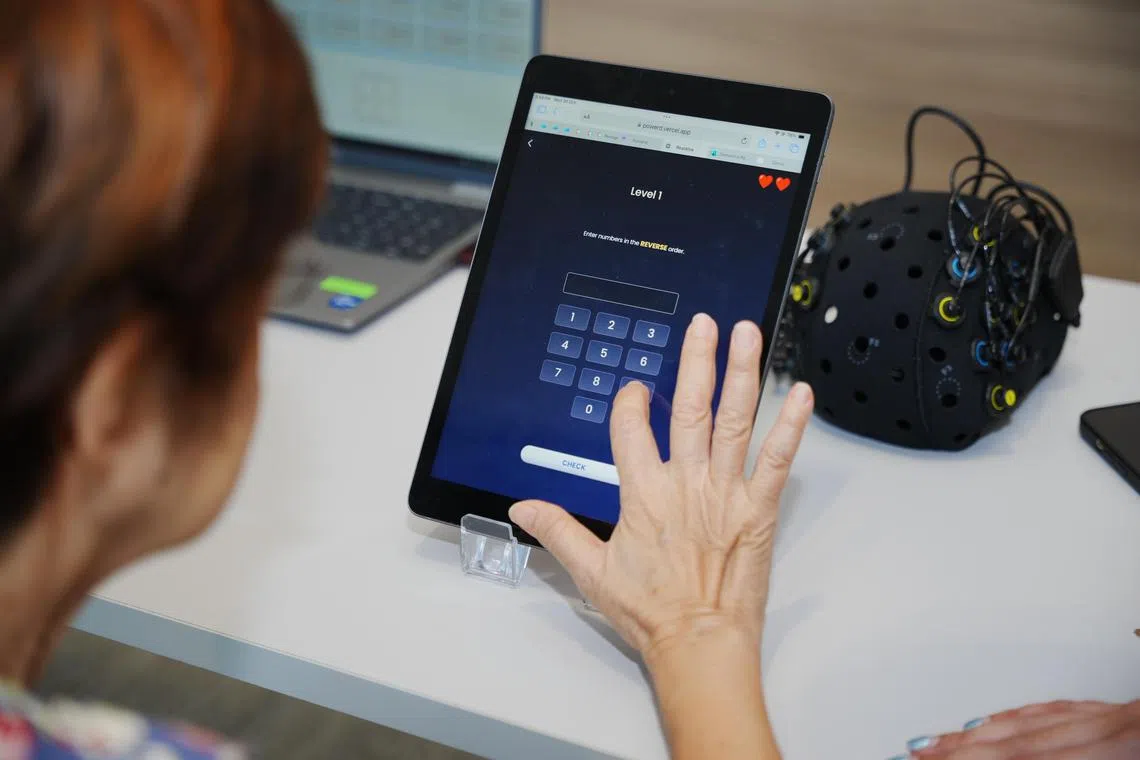 参与者正在试玩数字倒序的游戏。（南洋理工大学李光前医学院提供）