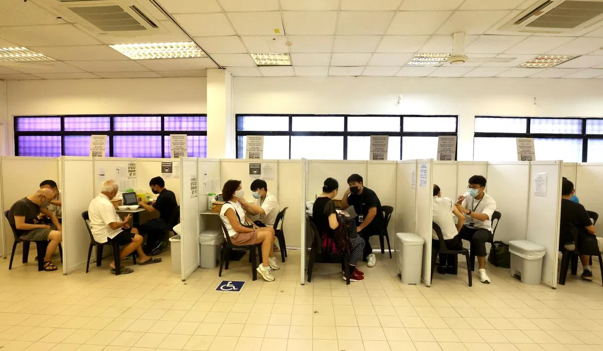 10月14日下午2时至3时之间，有多达200人到宏茂桥的合检测和接种中心，绝大多数都是来接种二价疫苗。（邬福梁摄）