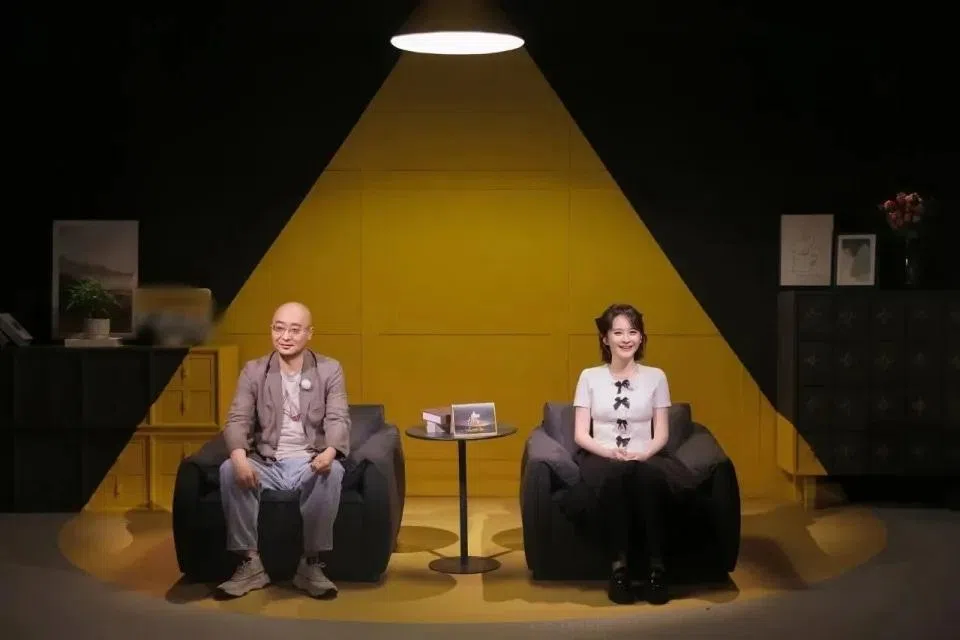 邓莎和大19岁的“霸总”老公路行上节目，路行后来被曝涉嫌巨额行贿丑闻而退出节目，引发争议。（互联网）