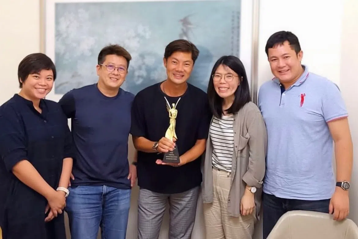 杨君伟（中）获奖后与节目团队合影，他在访问中感谢堂堂映画这些年来的栽培和提拔。（受访者提供）