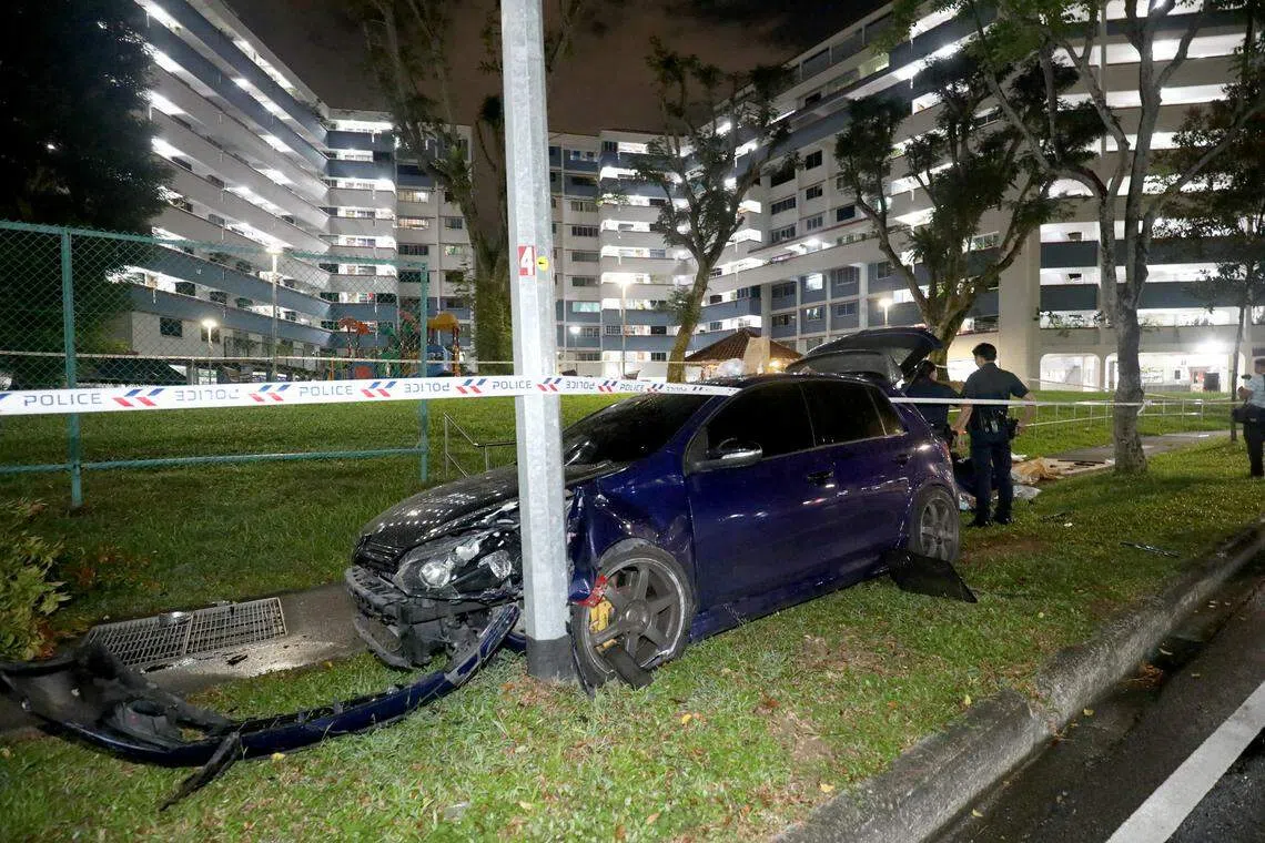 肇事的蓝色掀背式汽车失控撞灯柱后停在人行道上，车头严重损坏，安全气囊弹出，车牌也脱落。（何炳耀摄）