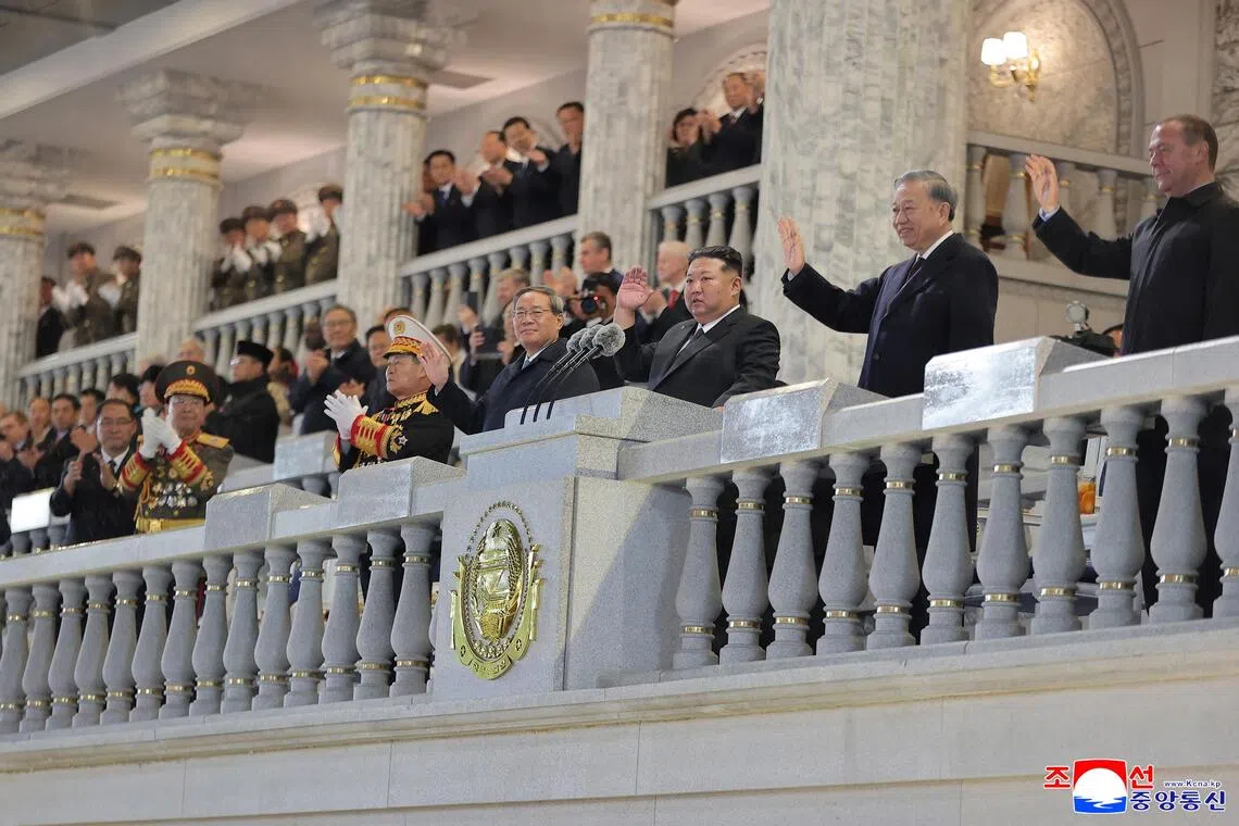 10月10日晚，俄罗斯联邦安全会议副主席梅德韦杰夫（前排右起）、越共中央总书记苏林、朝鲜领导人金正恩和中国总理李强一同观看阅兵。（路透社）