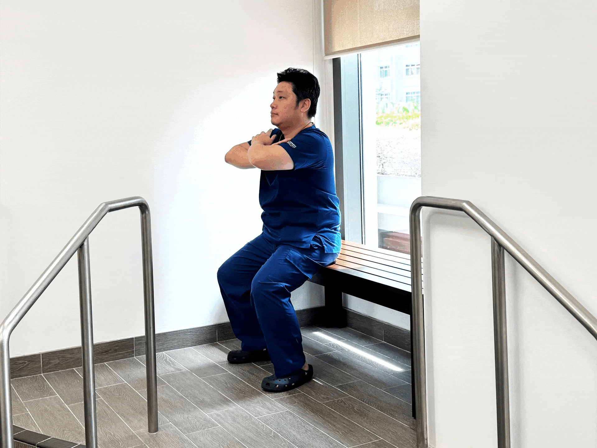 陈恩瀚医生示范“坐到站”，这是有效的功能性运动，也是物理治疗师常用的测试和训练项目之一。（受访者提供）