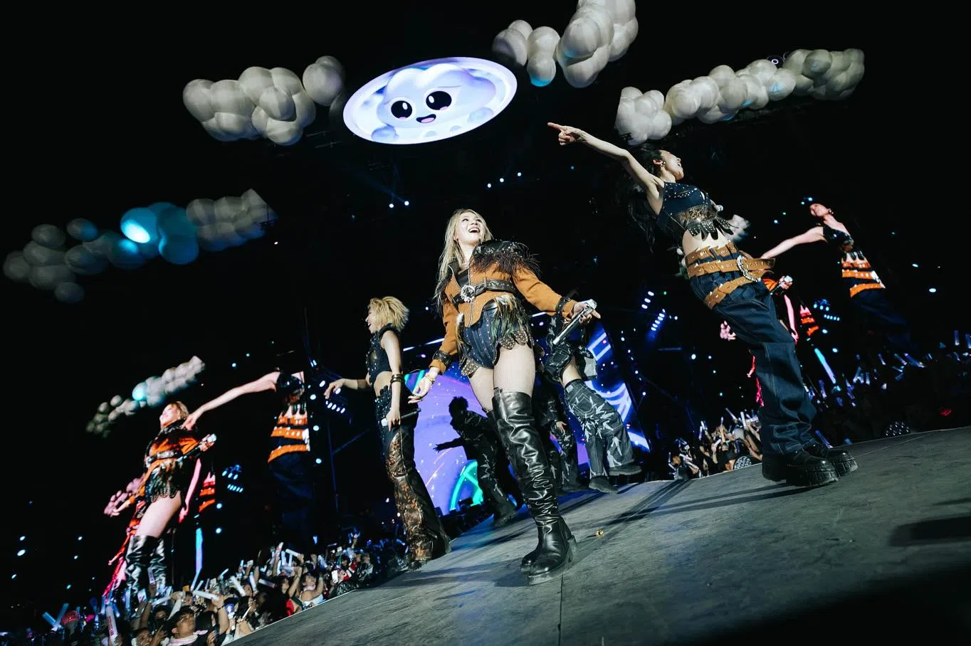 吴世民设计的云朵，成为舞台主视觉。（取自＠hitcfestival社媒）