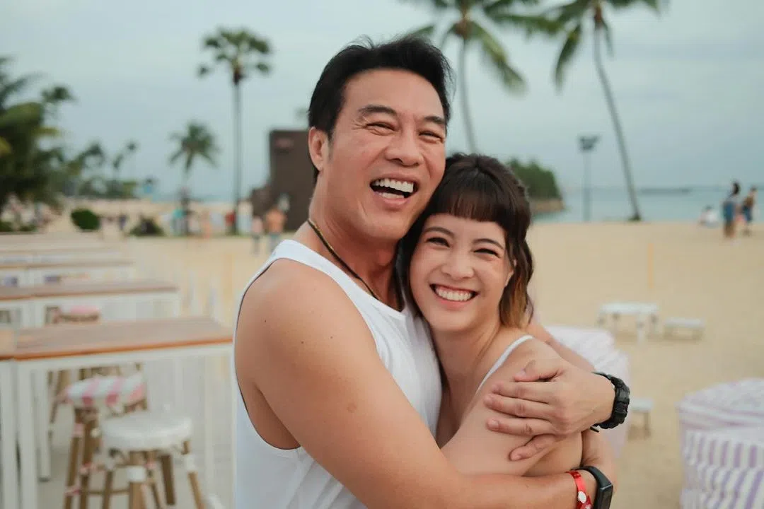 郑各评（左）虽然心疼女儿郑颖为角色增胖，但仍给予支持。（取自郑各评IG）