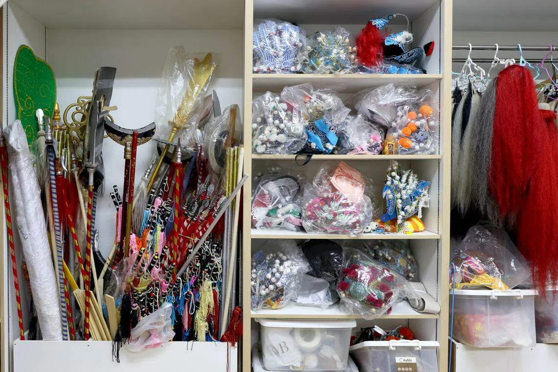 排练场靠走廊这边墙上设置大木柜，存放大一点的刀枪把子和道具。（龙国雄摄）