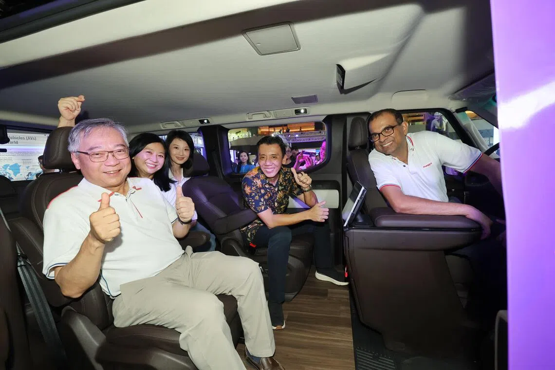 交通部代部长萧振祥（右二）、榜鹅集选区议员——副总理兼贸工部长颜金勇（左一）、交通部兼国家发展部高级政务部长孙雪玲（左三）、永续发展与环境部兼教育部高级政务部长普杰立医生（右一），以及全国交通工友联合会执行秘书杨涴凌（左二）星期六出席了自驾车路演。（唐家鸿摄）