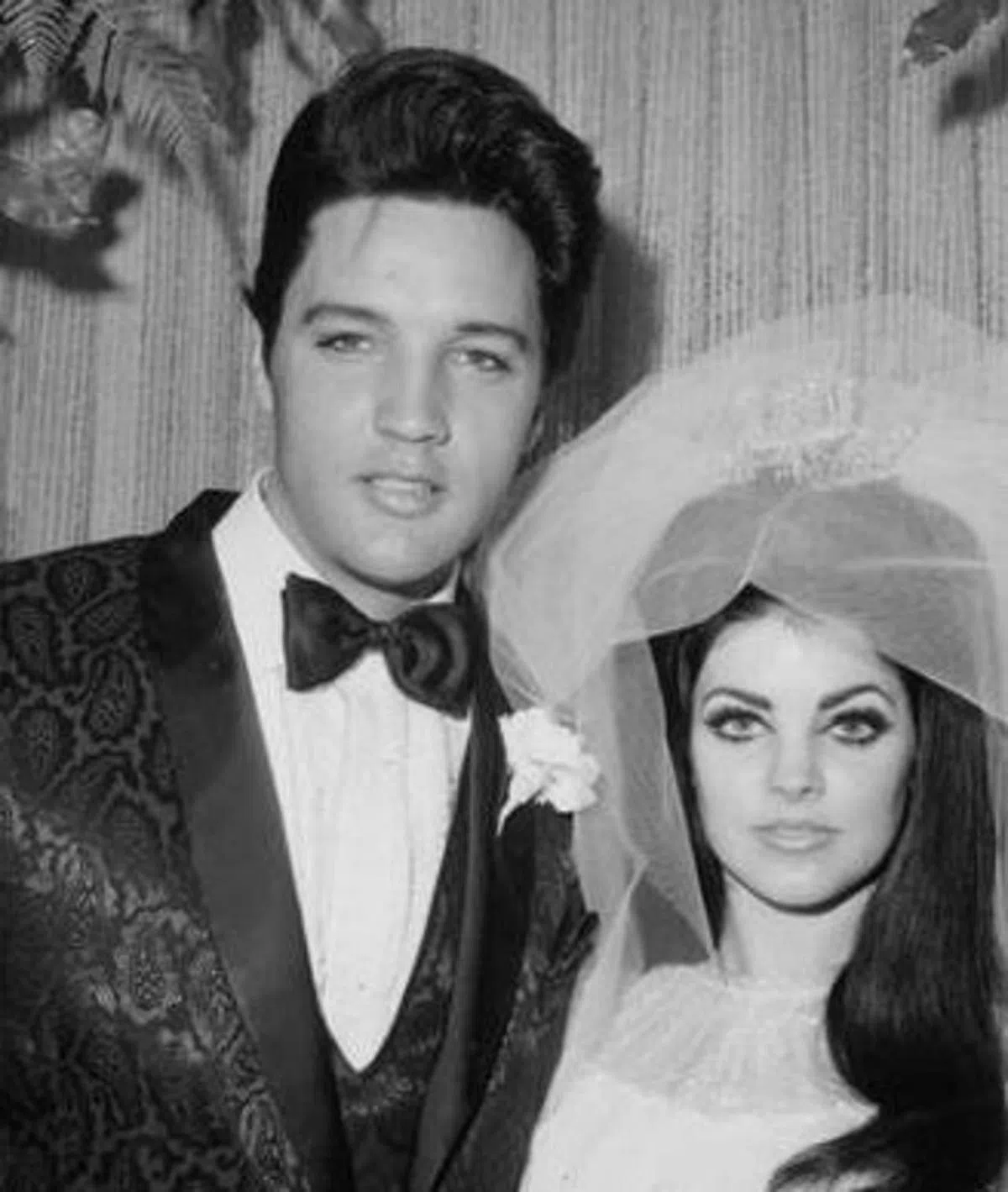 现实中的猫王对普瑞希拉一见钟情，走上婚姻殿堂，但最终还是离婚。（互联网）