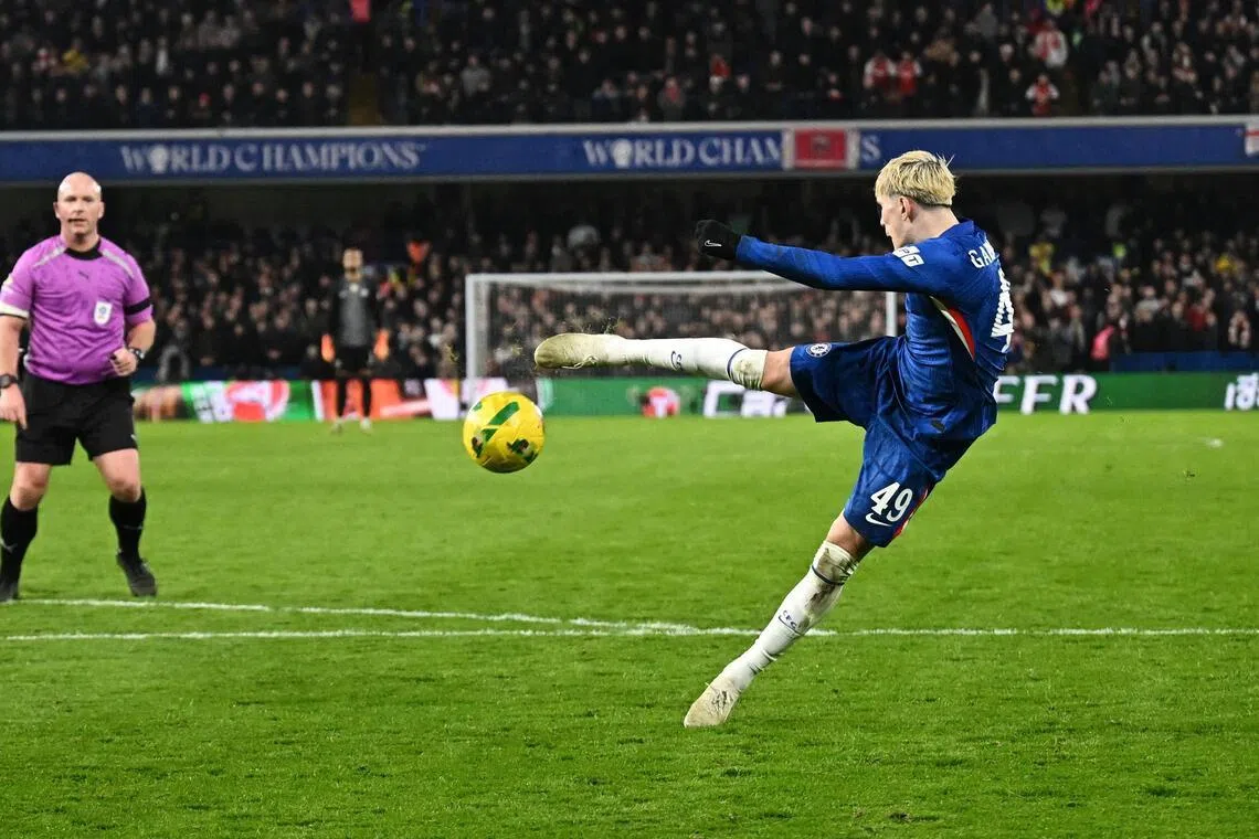 蓝军前锋加纳乔（右）在半决赛首回合替补出场后连进两球，帮助球队从0比3追至2比3，守住晋级希望。（路透社）