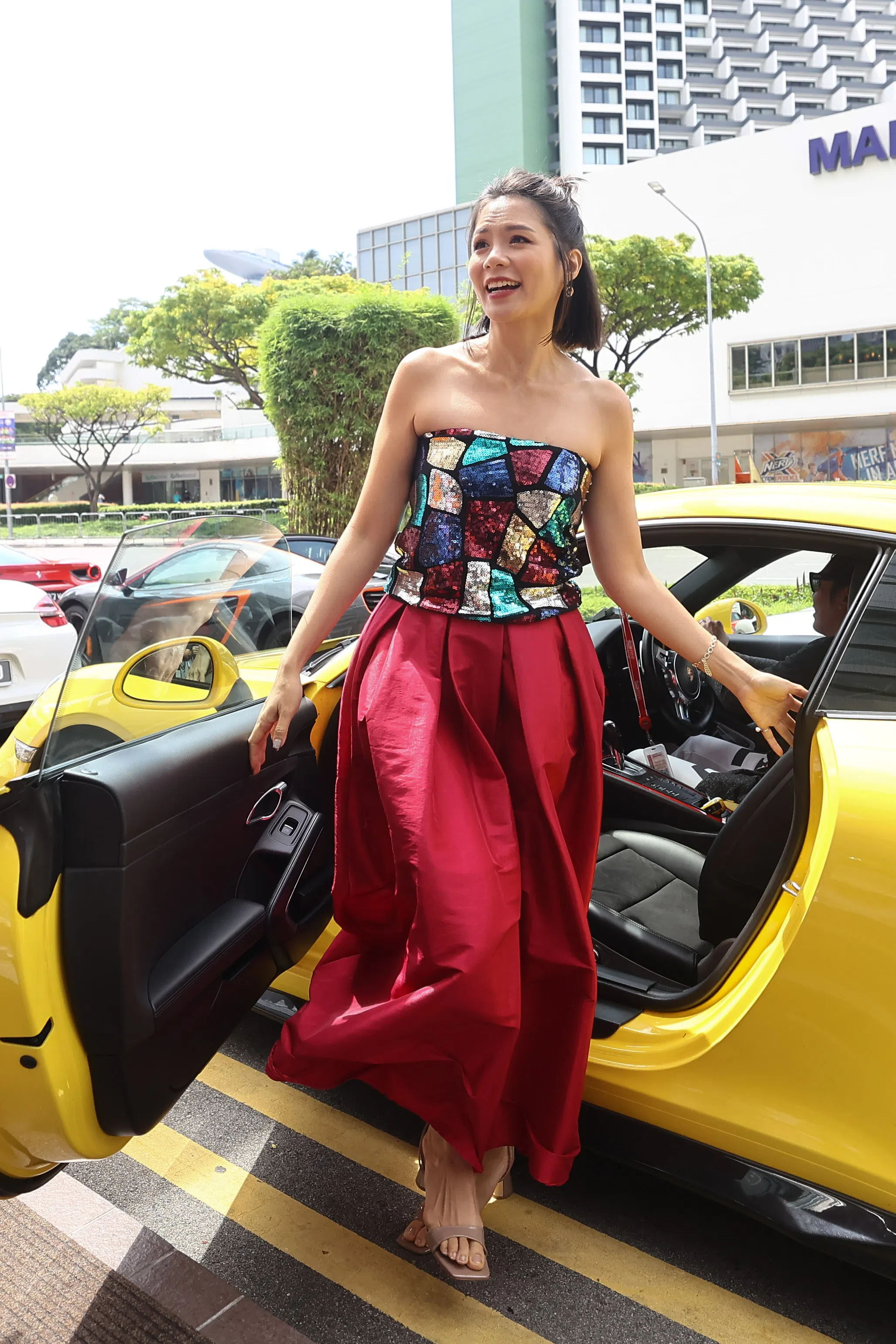 李美玲出席直播平台记者会，乘坐大会安排的跑车亮相。（陈渊庄摄）