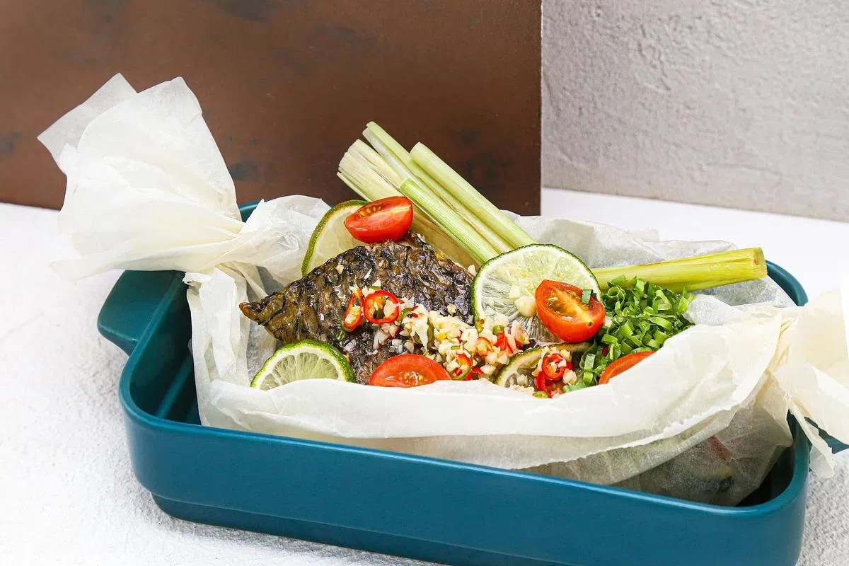 泰式餐馆Hue的纸包金目鲈鱼柳保留了鱼肉的水分。（餐馆提供照片）