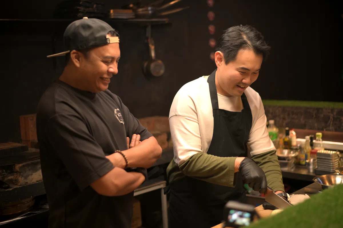 后厨要求“快狠准”，店长桠岷啦錫笑说，主持人刘永健（右）在专业厨房里是“菜鸟”。（卞和 摄）