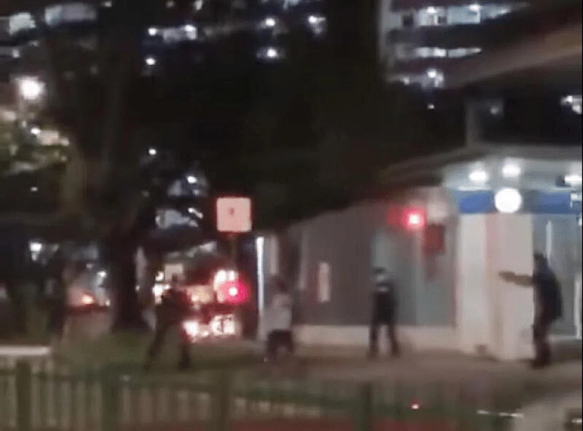 一名男子于本月17日晚上持刀大闹金文泰警署外，后来被警员开枪制伏。（档案照）