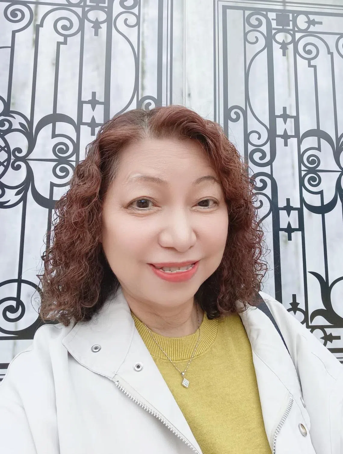 李彩萍热爱追剧、唱歌和网购；她认为网购是乐龄人士的一种自我学习，有助头脑保持灵活。（受访者提供）