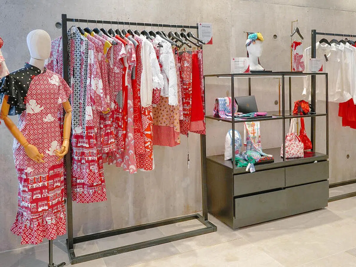 Design Orchard在店内举办红白主题快闪店，让国人轻松购得本地设计师的红白色系服饰。(品牌提供照片)