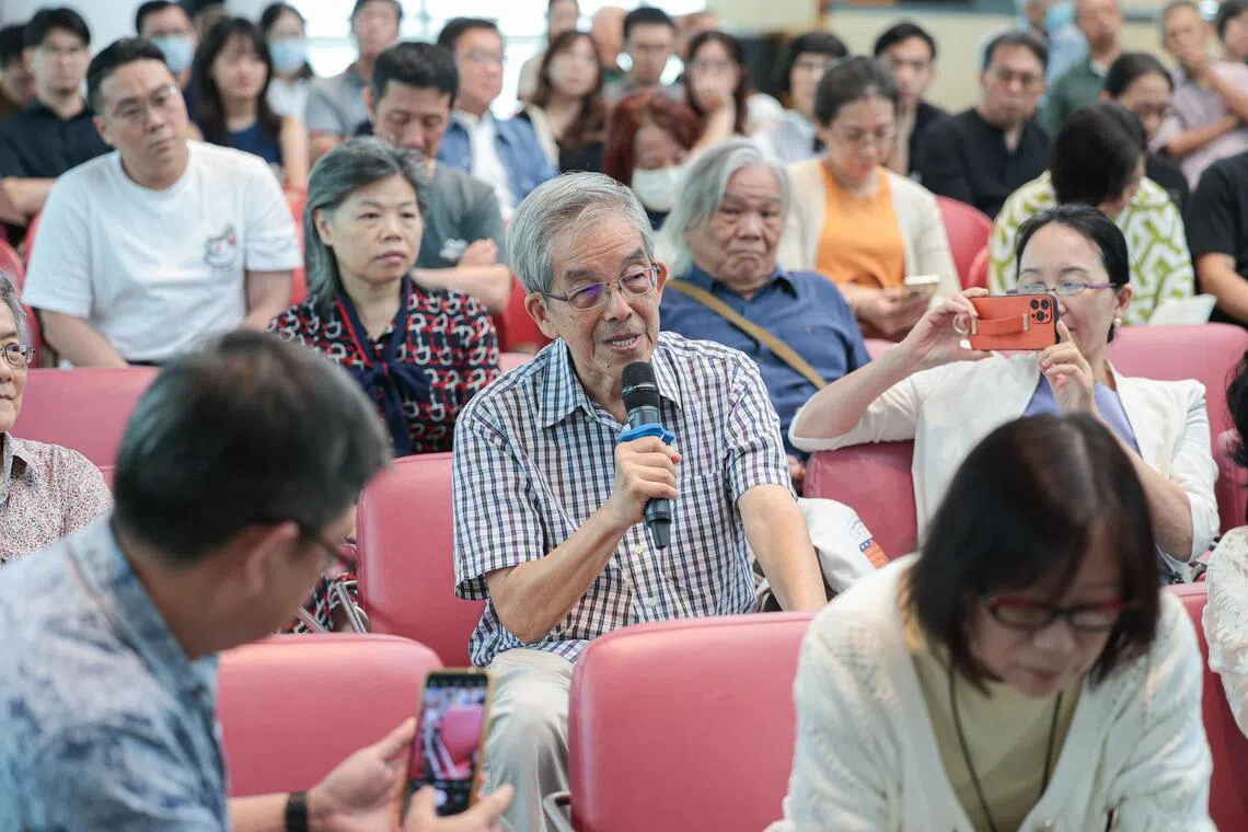 分享会上诸多陈加昌好友回忆往事，点滴记忆汇聚南洋华人史，《冷战与南洋》让上一辈历史真实可见。（李冠卫摄）