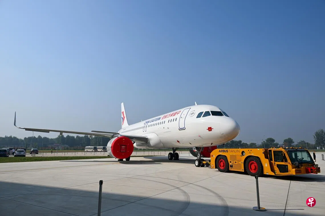 东航就“空姐下跪”事件报案 暂停涉事乘客乘机