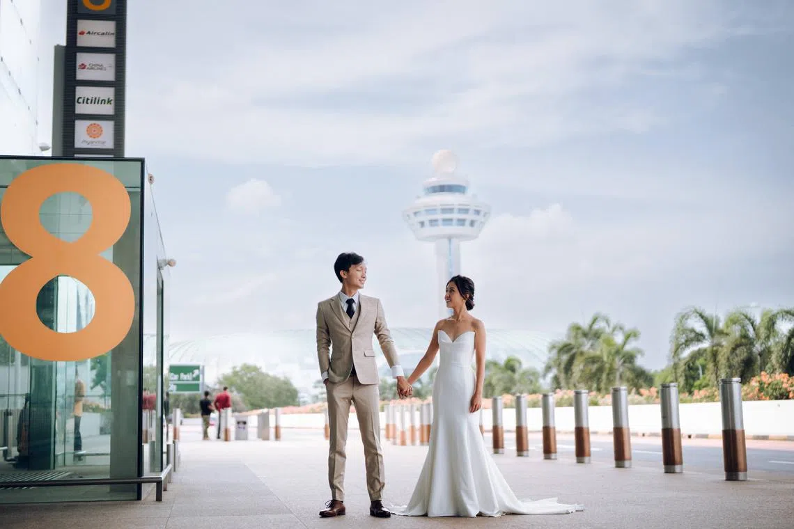 从岛国出发，刘建胜（左）和周盈莹（右）到新加坡之外的地方，探索更广阔的世界。（受访者提供）