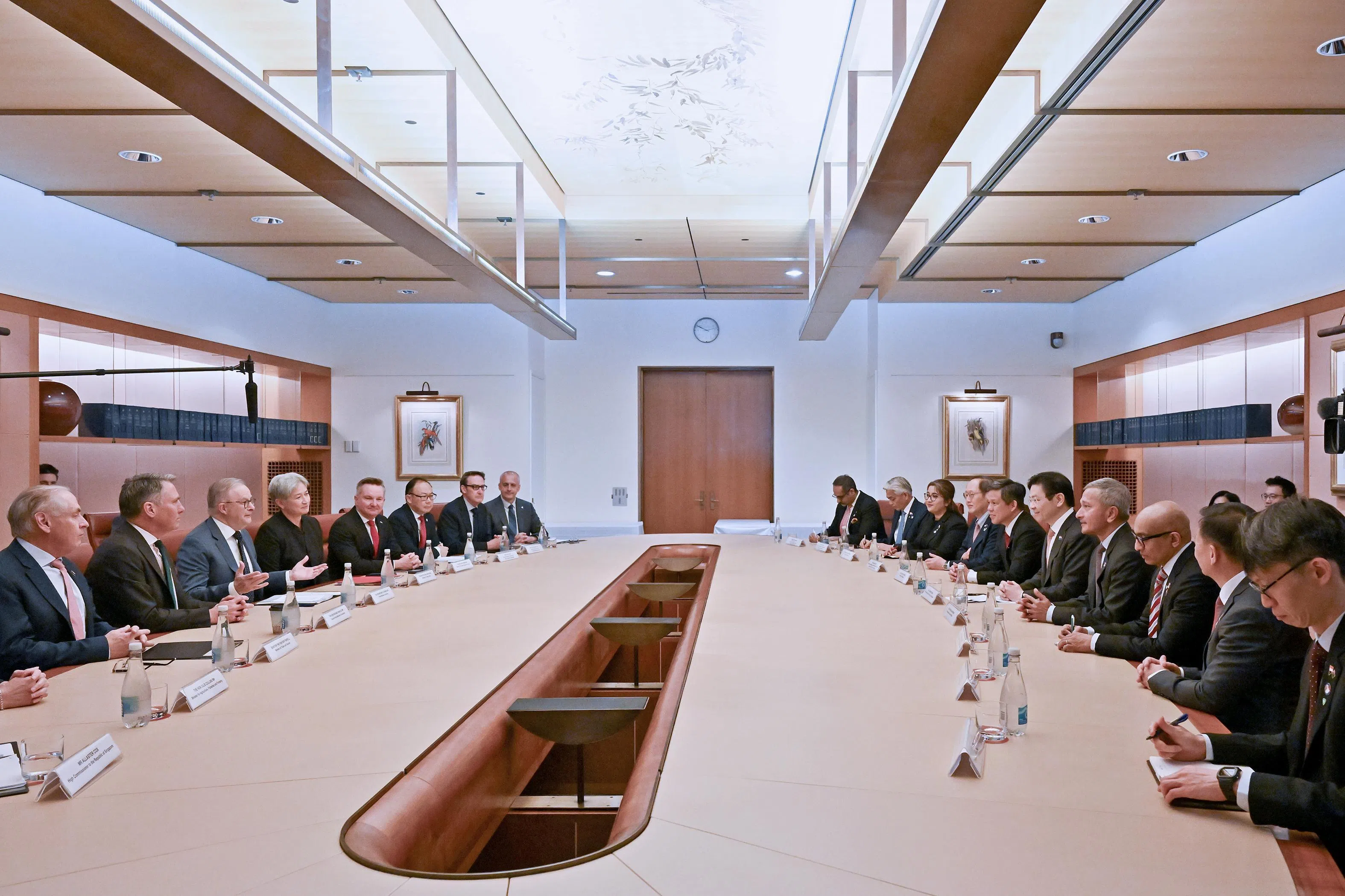 第10届新加坡—澳洲领导人会议星期三在澳洲堪培拉的国会大厦举行。代表我国出席的除了有总理黄循财（右五），也包括新加坡驻澳大利亚最高专员阿尼尔古玛（右三起）、外交部长维文医生、公共服务统筹部长兼国防部长陈振声、主管能源与科技事务的人力部长陈诗龙医生，以及国会议员娜蒂雅。代表澳洲的包括澳洲总理阿尔巴尼斯（左三）、贸易和旅游部长法雷尔（左一起）、副总理兼国防部长马尔斯、外交部长黄英贤、气候变化及能源部长鲍恩。（海峡时报）