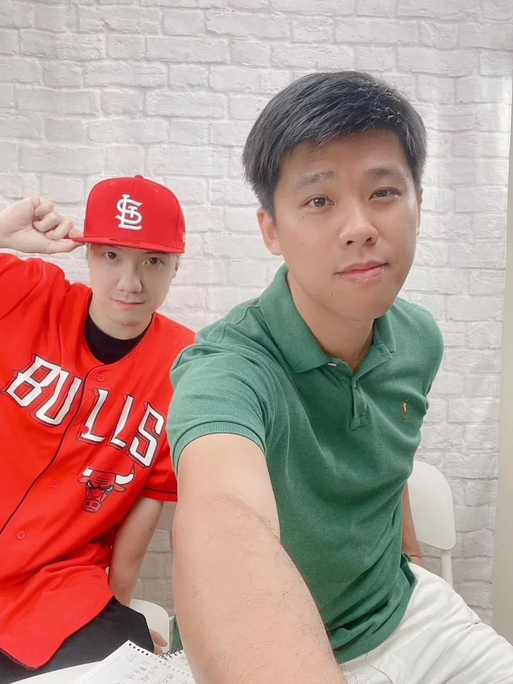 葛斯齐（右）和圤智雨开直播爆料。（互联网）