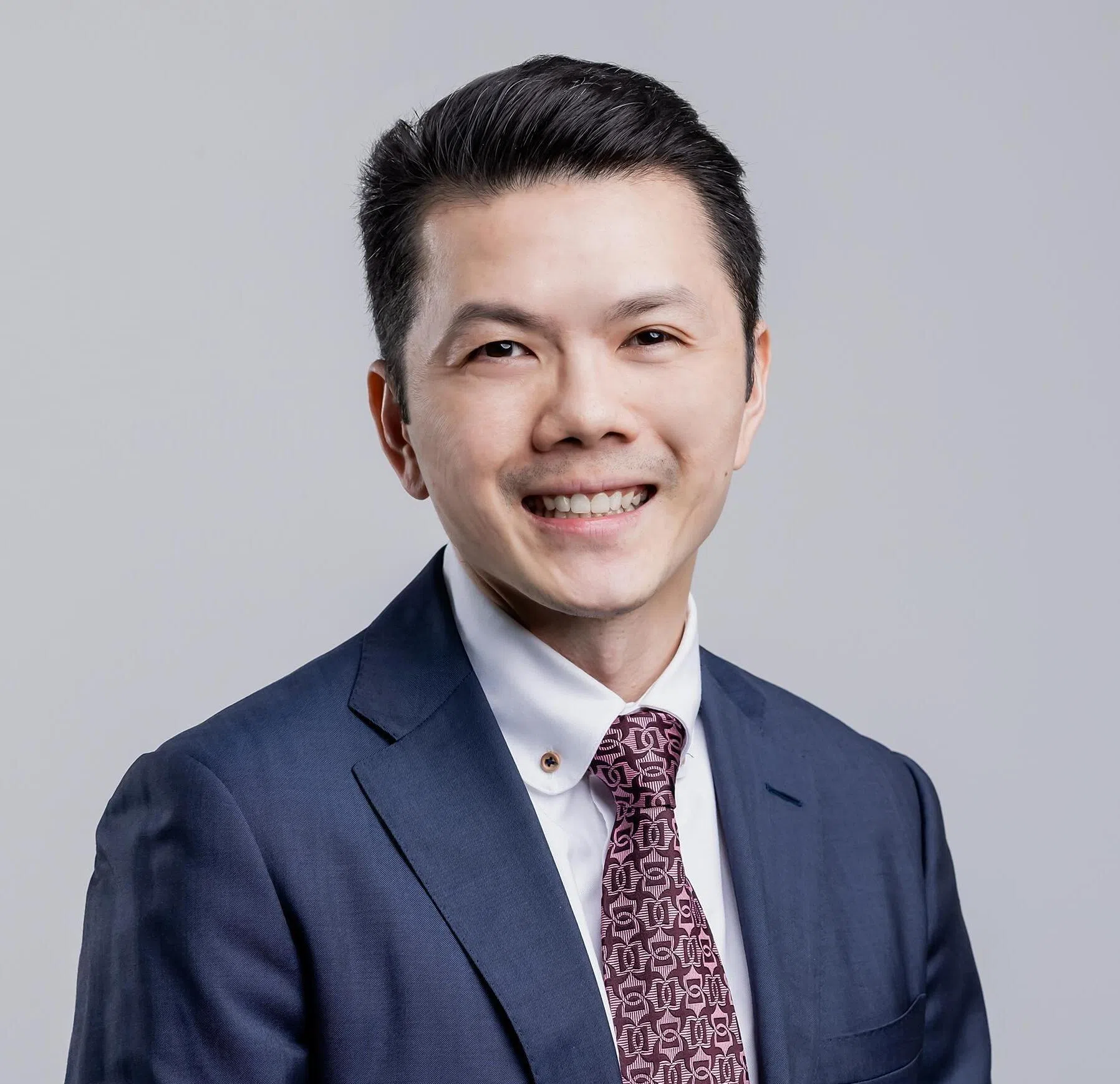 杜克—国大医学院临床与转化科学博士课程毕业生胡俊杰副教授，在新加坡中央医院皮肤科担任高级顾问医生。过去四年里，他一边工作，一边钻研博士项目。（杜克—国大医学院提供）