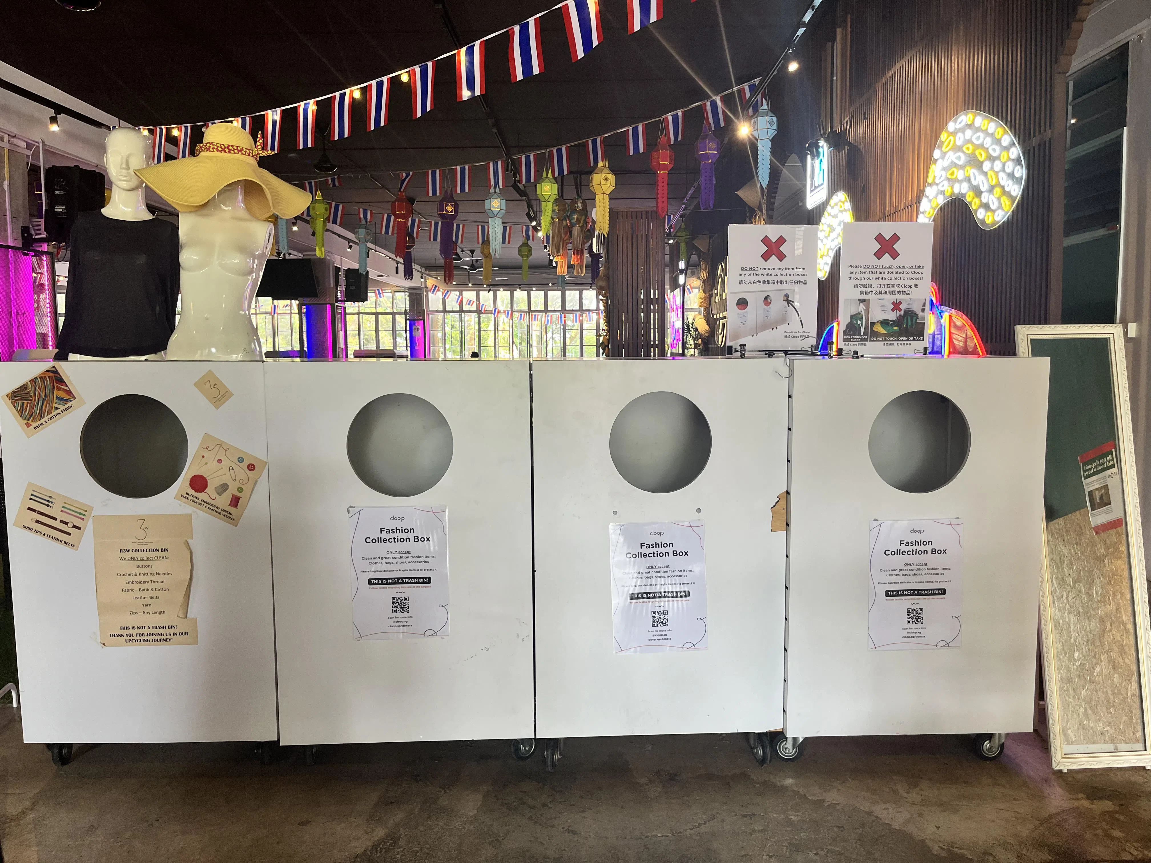 环保组织Cloop的白色回收箱，专为品质较高的衣服、包包、鞋子和饰品而设。（陈映蓁摄）