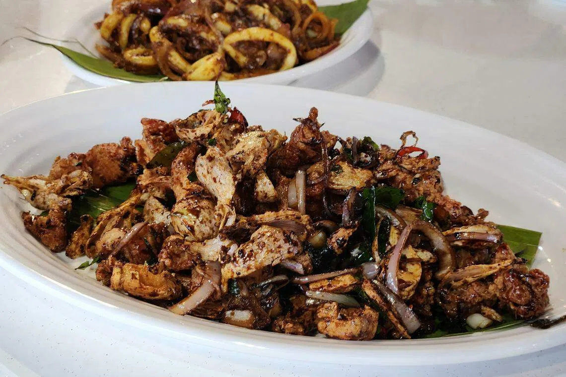 风沙炸肉（前）和参峇苏东，体现创•艺海鲜小厨的煮炒和海鲜兼具特色。（陈爱薇摄）