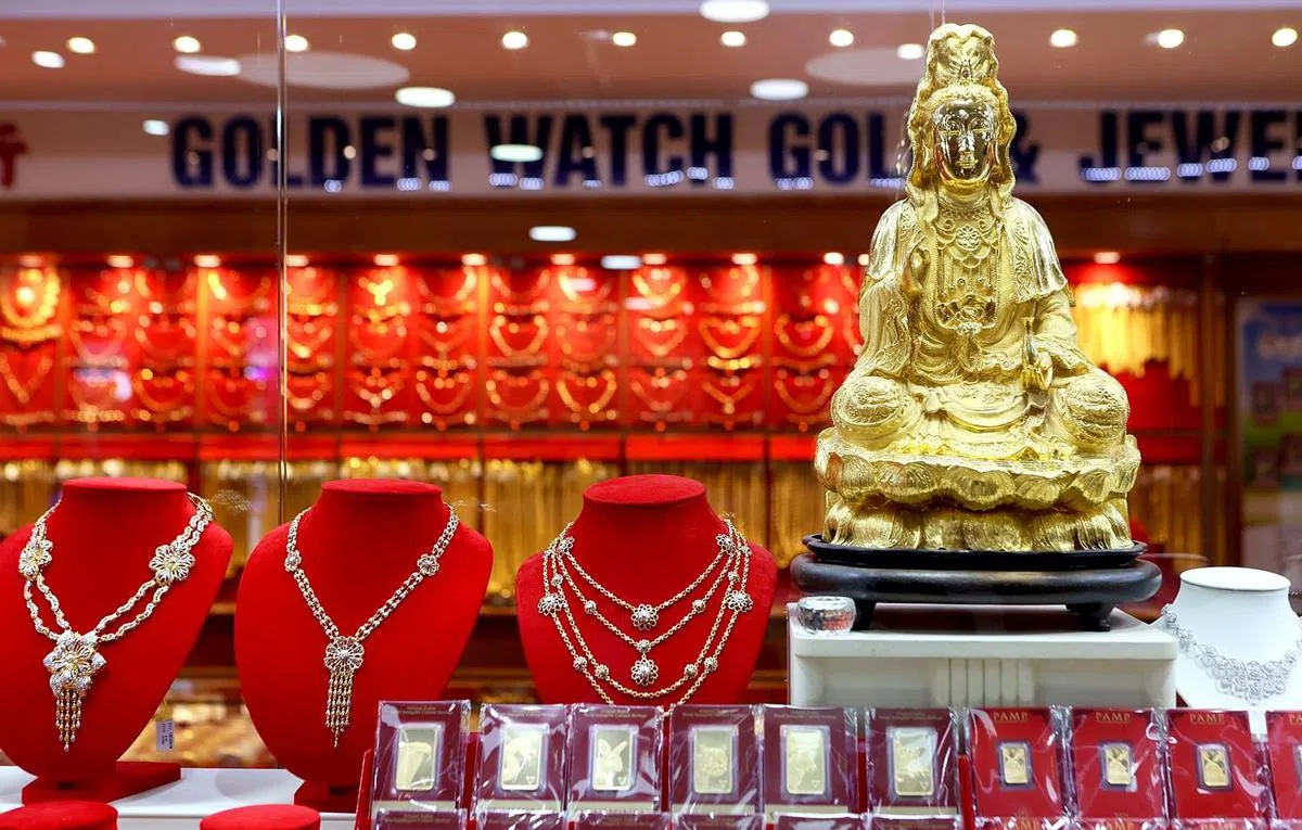 黄金金庄珠宝行售卖的金饰都经新加坡贵金属验证局验证。（龙国雄摄）