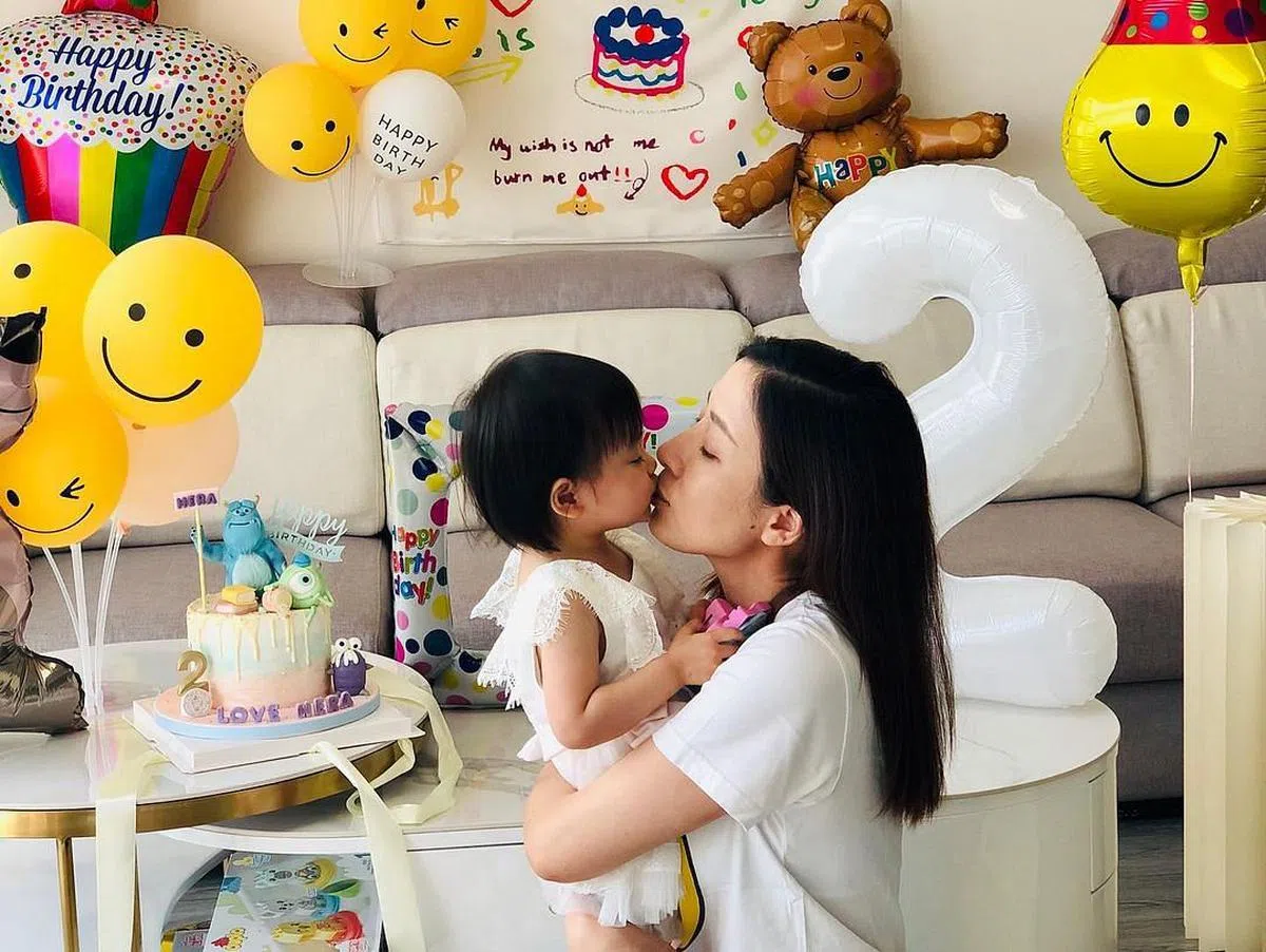 杨茜尧轻吻小珍珠，画面温馨。（取自IG）