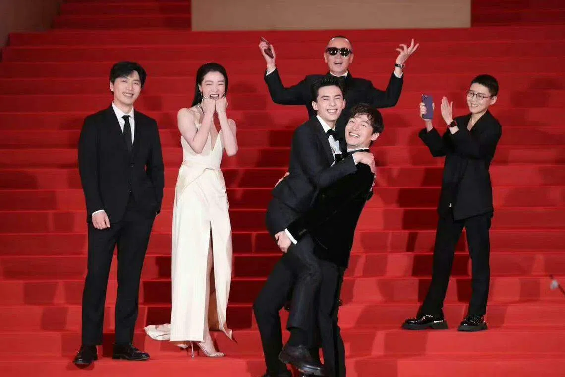 23岁的吴磊被40岁的胡歌抱起合照，一阵错愕。（互联网）