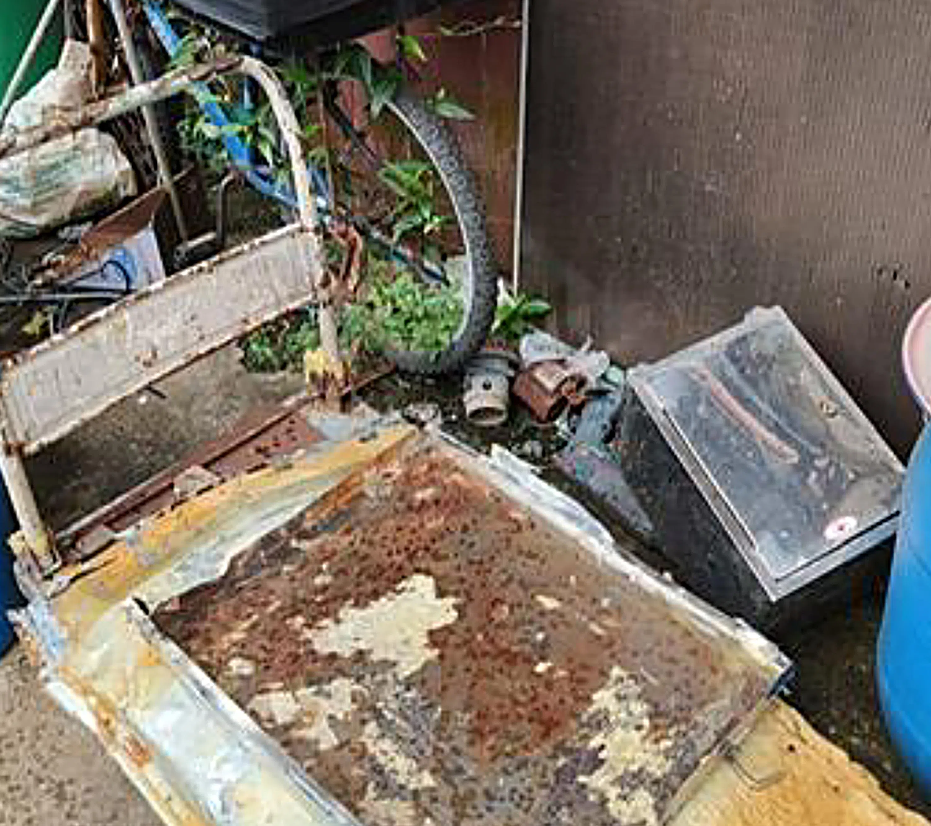 被丢弃的银色捐款箱后来在庙宇附近的一个水沟中被发现。（取自法庭文件）