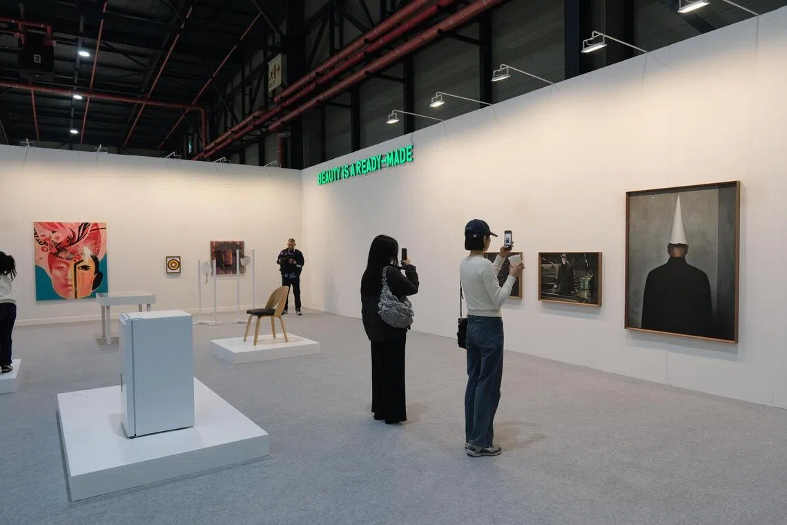 水原市立美术馆在艺博会内展出多媒介艺术作品，包含绘画、摄影、影像作品，以及欧文·沃姆的互动装置系列《一分钟雕塑》。（孙靖斐摄）