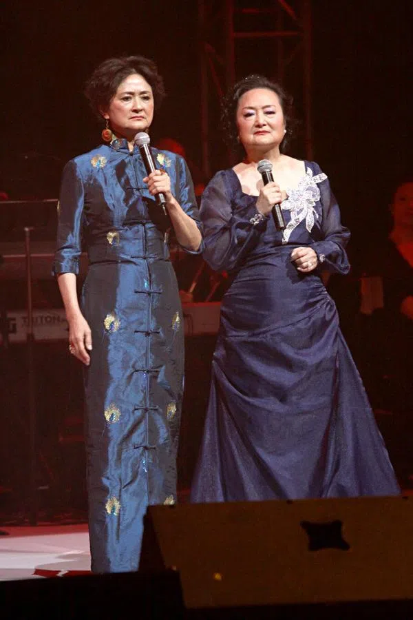 刘韵（右）和五妹华娃不时拍档演出。（互联网）