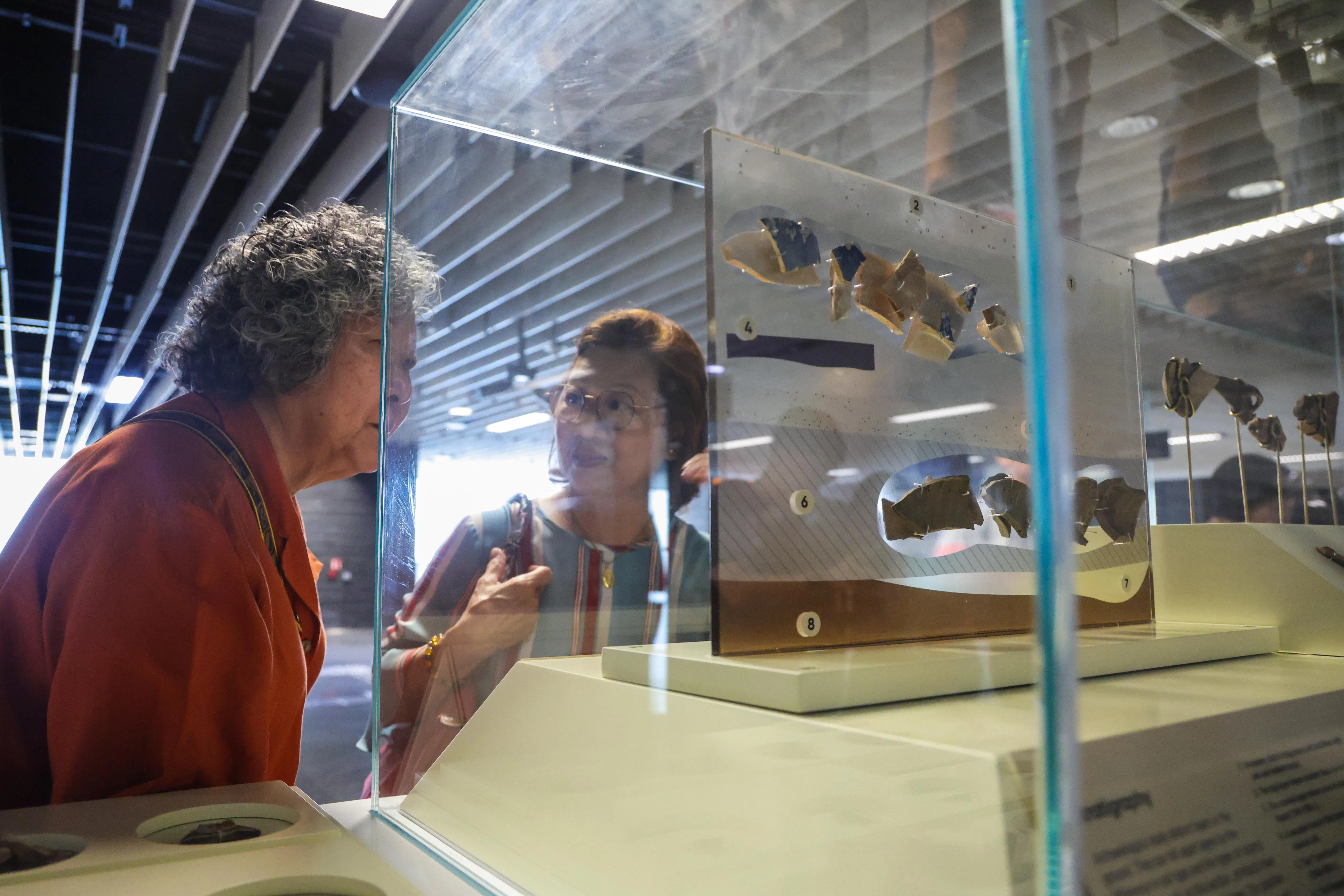 设在百胜地铁站的“挖掘我们的故事”展览星期三开幕，吸引不少公众驻足欣赏展品。（白艳琳摄）