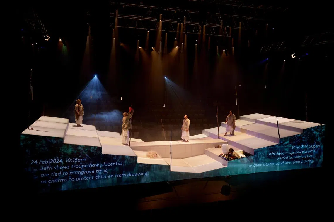 引录剧场《水》演绎出实里达人的困境。（档案照／Crispian Chan摄，滨海艺术中心提供）