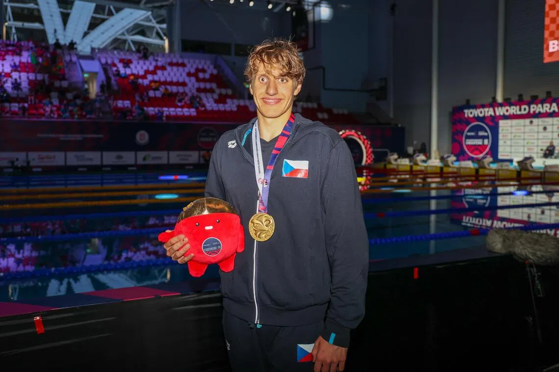 克拉托赫维尔（图）小时候视觉受损，但在泳池中展现天赋。（林明顺摄）