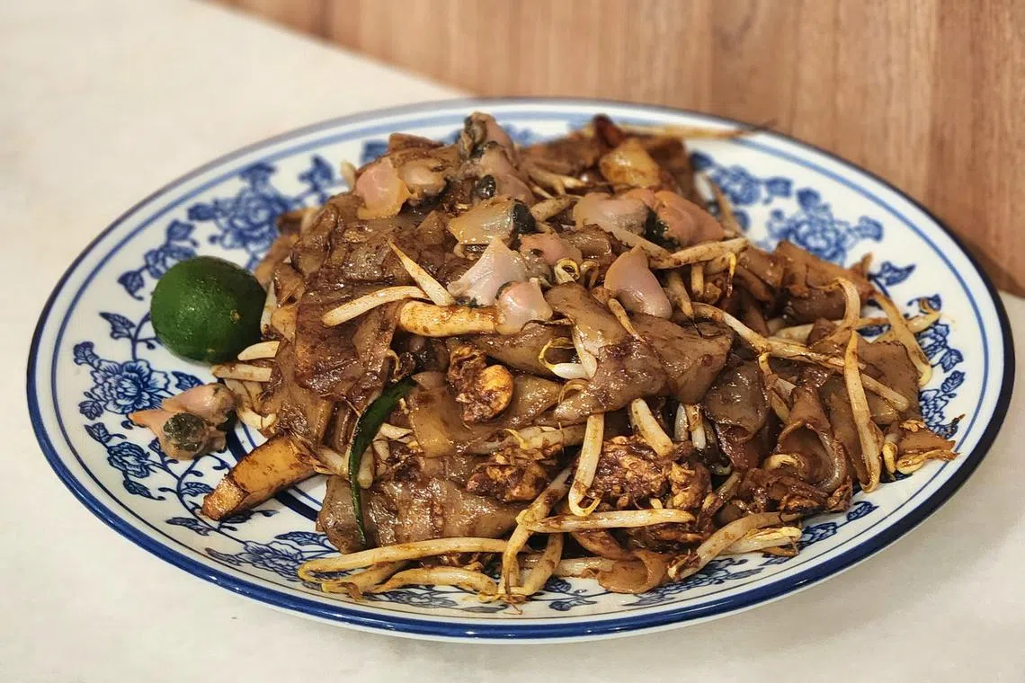 西蚶炒粿条咸中带甜，炒得甘香又带镬气。（陈爱薇摄）