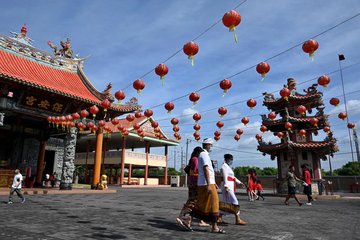 大年初一，身着传统服装的峇厘岛人在登巴萨一所华人寺庙祈福。（法新社）