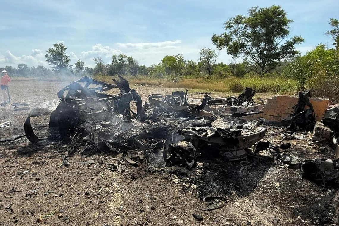 调查人员通过引爆车载简易爆炸装置后的事故现场模拟爆炸后调查。（新加坡警察部队提供）
