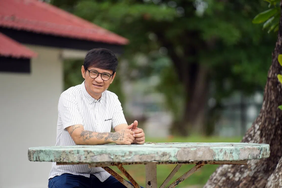 突破助理总干事杨明弟也是突破诗歌团队队长，擅长弹吉他。他在突破宣道之家学会沟通技巧，更懂得处理人际问题。（谢智扬摄）