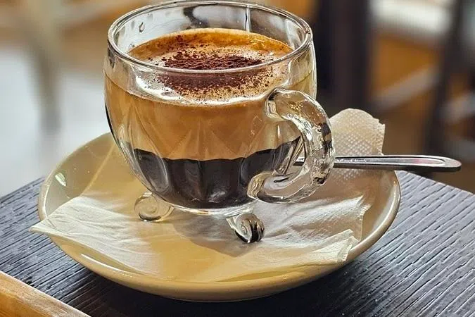 蛋咖啡独具特色，罗布斯塔咖啡为底，覆盖用蛋黄打发的绵密泡沫，口感醇厚。（黄亿敏摄）