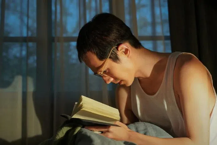 刘昊然饰演的数学天才“容金珍”沉迷于破译密码与释梦。（取自电影《解密》官方微博）