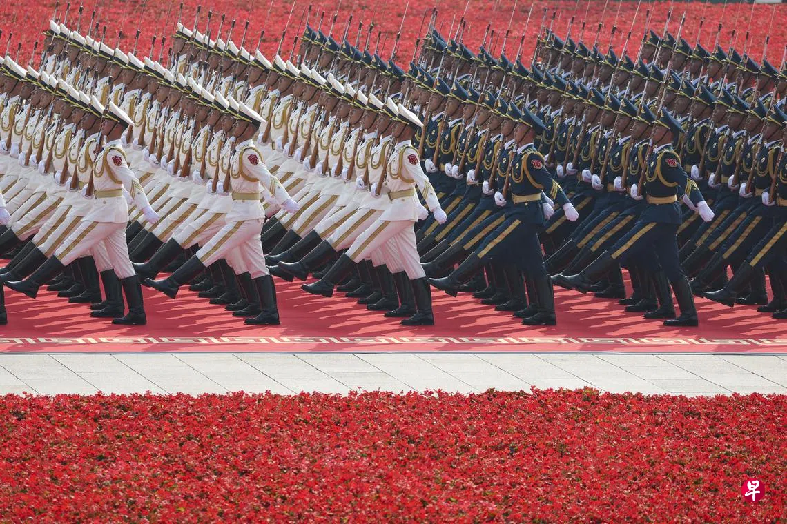 中国于9月3日上午在北京天安门广场举行纪念抗战胜利80周年阅兵式，图为国旗护卫队在行进中。 （新华社）