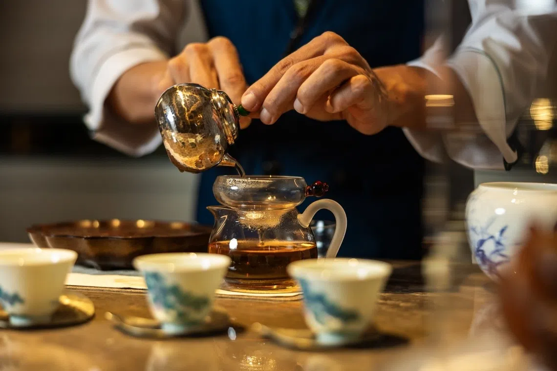 泡茶学问多，侍茶师须要累积对茶的知识和经验，才能冲泡出一杯好茶。（餐馆提供）