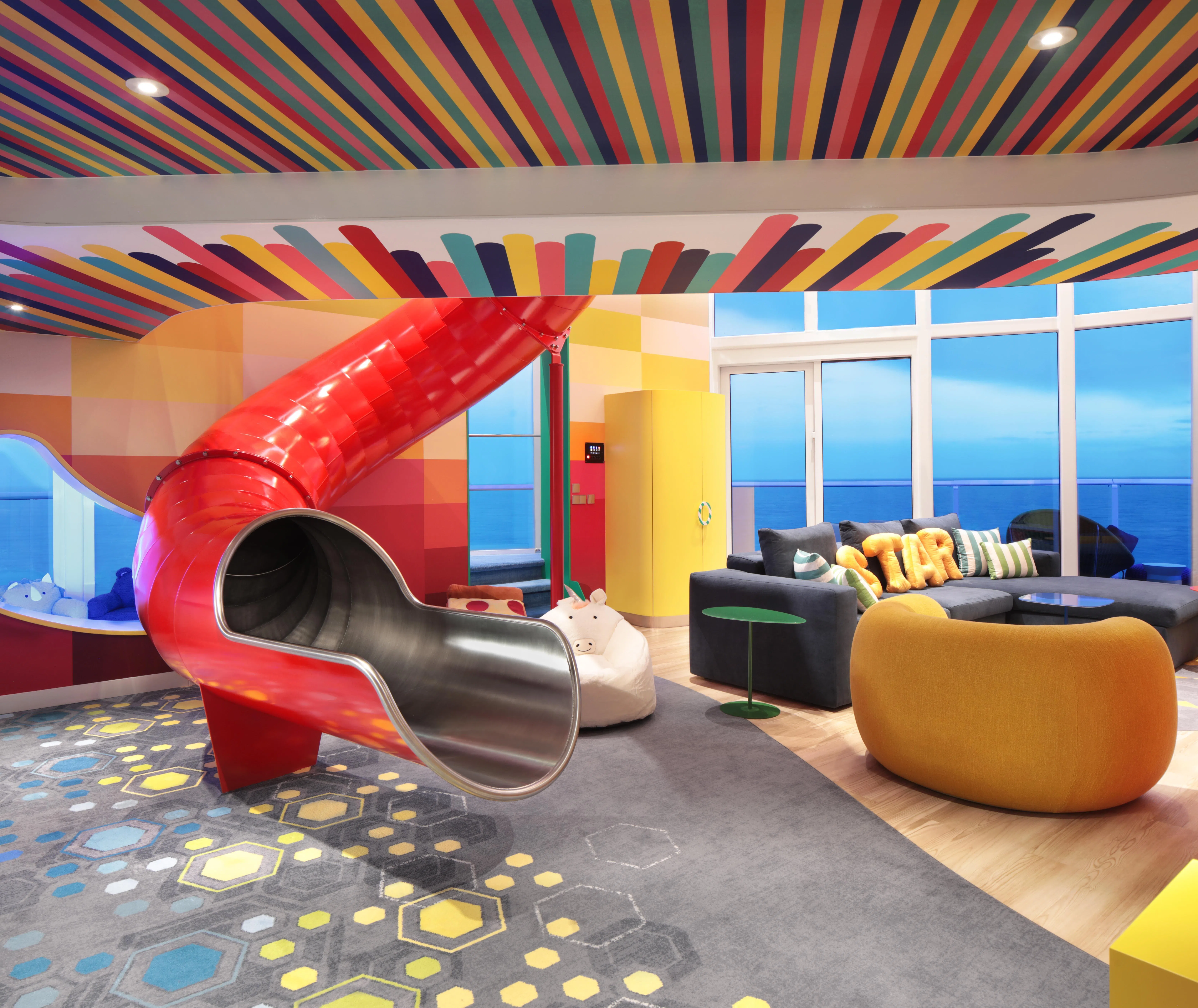 终极家庭联排别墅内有连接各楼层的滑梯，让孩子们可以直接从卧室滑到客厅，乐趣无穷。（皇家加勒比游轮公司）