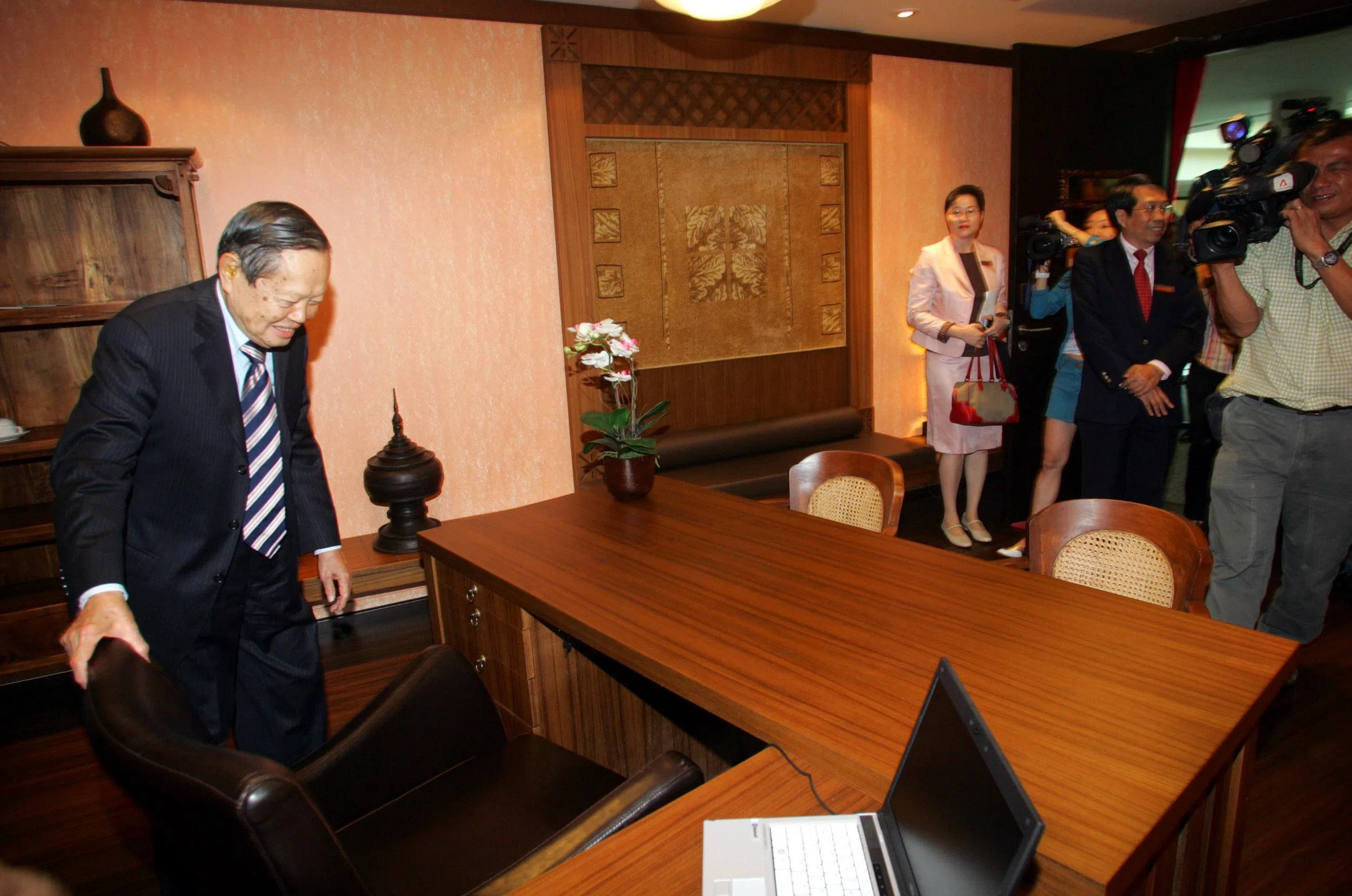2007年是杨振宁（左）85岁诞辰以及获颁诺贝尔奖50周年，南洋理工大学高等研究所将其中一间办公室命名为杨振宁室。杨振宁为办公室主持揭幕仪式后，在南大校长徐冠林博士（右边穿大衣者）陪同下参观以南洋风布置的办公室。（档案照片）