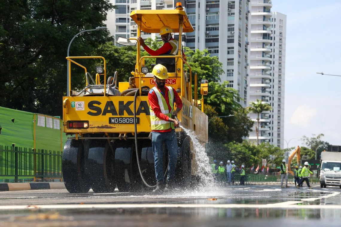 工作人员星期六约早上11时，完成最后的清理工作，并在中午12时准时开放东海岸公园大道往蒙巴登路方向的丹戎加东南路路段。（吴先邦摄）