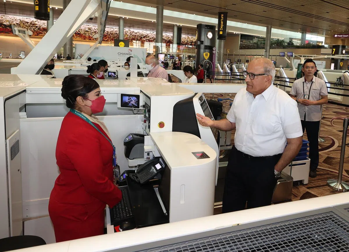 交通部长易华仁8月30日走访T4，了解搭客大厦重开前的准备工作。（唐家鸿摄）